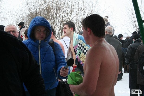 У Луцьку на  Водохреще близько  сотні людей купалися в крижаній воді. ФОТО