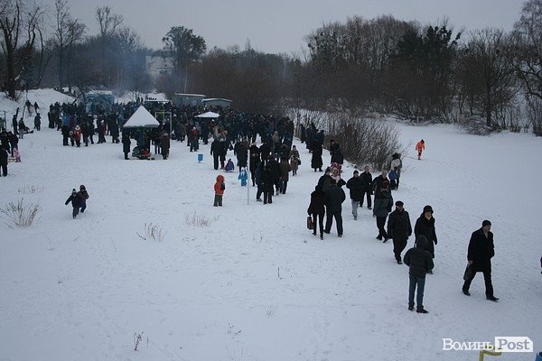 У Луцьку на  Водохреще близько  сотні людей купалися в крижаній воді. ФОТО