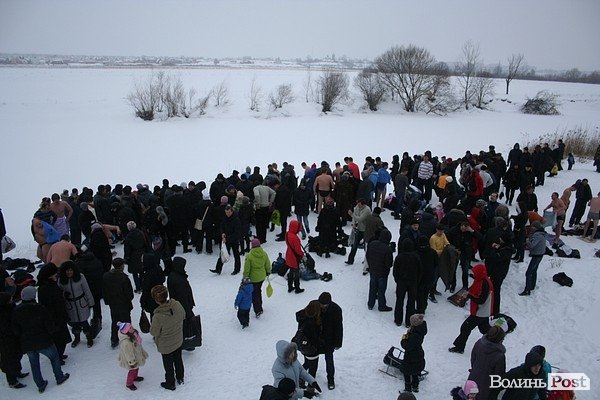 У Луцьку на  Водохреще близько  сотні людей купалися в крижаній воді. ФОТО