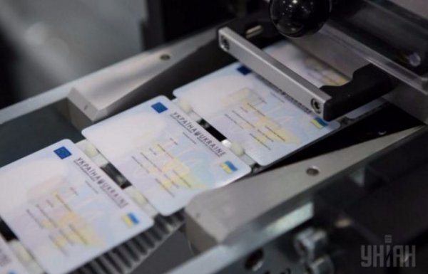 Як виготовляють нові пластикові паспорти українців. ФОТО