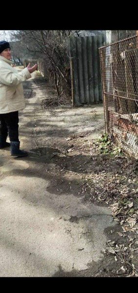 Муніципали зловили «на гарячому» лучанку, яка викидала сміття на дорогу