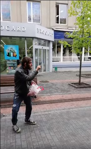 Як жебрак–псевдокаліка дурить людей у центрі Луцька. ФОТО, ВІДЕО