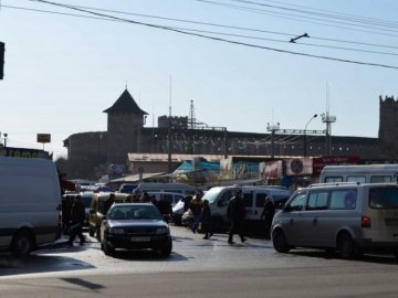 Луцький підприємець перетворив парковку на ринок