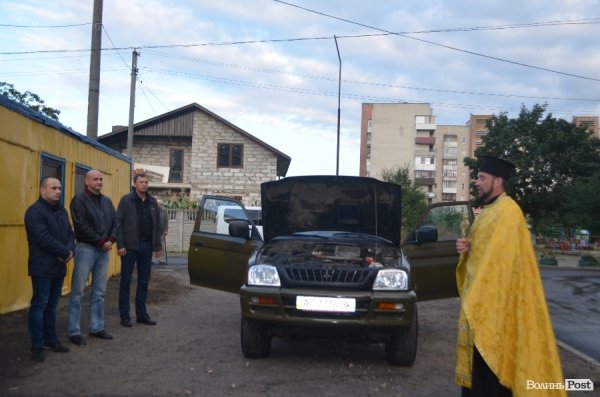У Луцьку освятили автомобіль в зону АТО. ФОТО