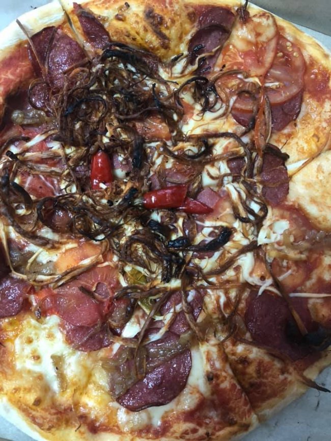 Лучанці доставили піцу зі згорілим сиром. ФОТО