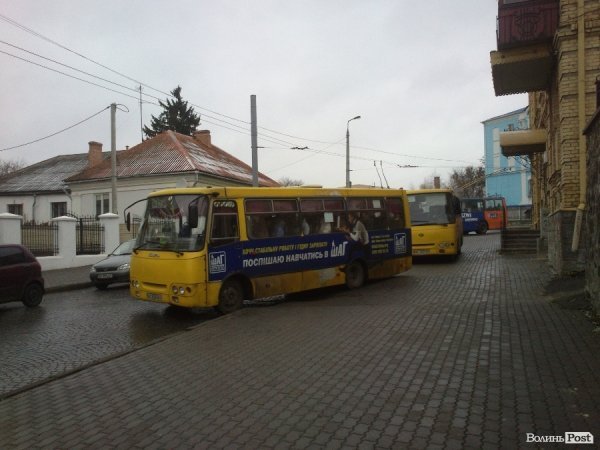 У центрі Луцька маршрутки їздять тротуарами. ФОТО