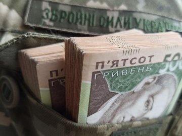 Кому з військових скасували 30 тисяч доплат: роз'яснення