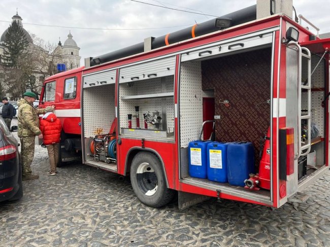 У Луцьку фінські волонтери передали вісім авто військовим на фронт