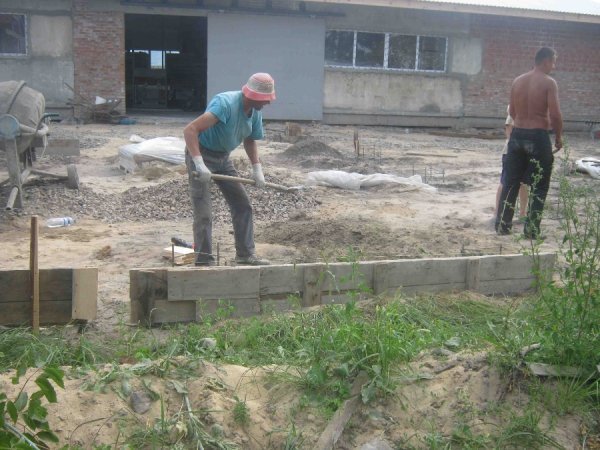 На Волині підприємець осквернив єврейське кладовище. ФОТО