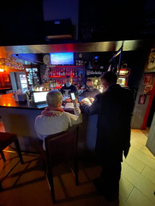 У Луцьку на дотримання протиепідемічних обмежень перевірили популярні заклади: де виявили порушення. ФОТО