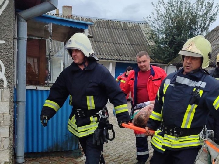 На Волині рятувальники допомогли чоловікові, який впав у погріб