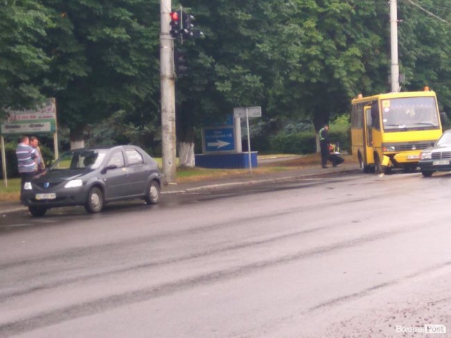 Аварія в Луцьку: шкільний автобус розтрощив легковик