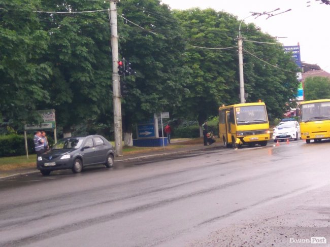 Аварія в Луцьку: шкільний автобус розтрощив легковик