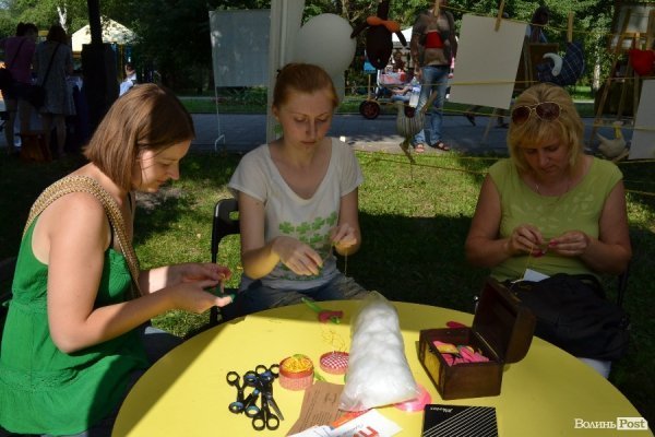 У Луцьку на фестивалі дітей вчили збирати сміття та їсти бездріжджевий хліб