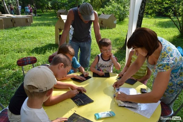 У Луцьку на фестивалі дітей вчили збирати сміття та їсти бездріжджевий хліб