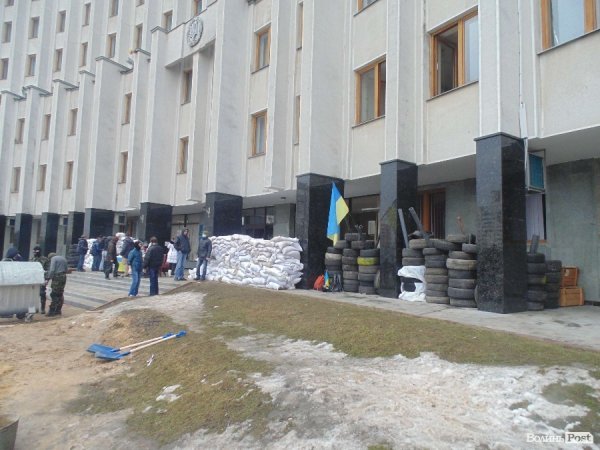 Опозиція хазяйнує у «білому домі». ФОТО