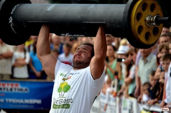 Богатирі протягнули фуру через вулицю Луцька. ФОТО. ОНОВЛЕНО