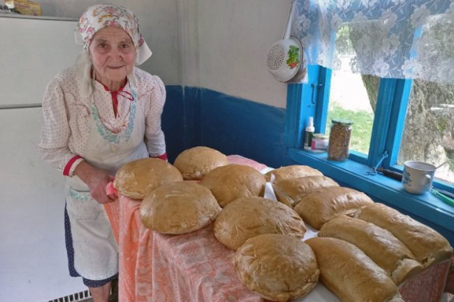 82-річна бабуся з Волині пече хліб на черені для військових. ВІДЕО
