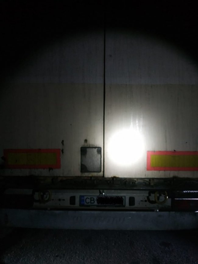 Волинські прикордонники затримали чоловіка, який у спальнику вантажівки перевозив сигарети. ФОТО