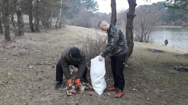 Біля дитячого табору під Луцьком – стихійне сміттєзвалище. ФОТО