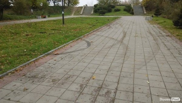 «Автовандали» понищили газон у центральному парку Луцька