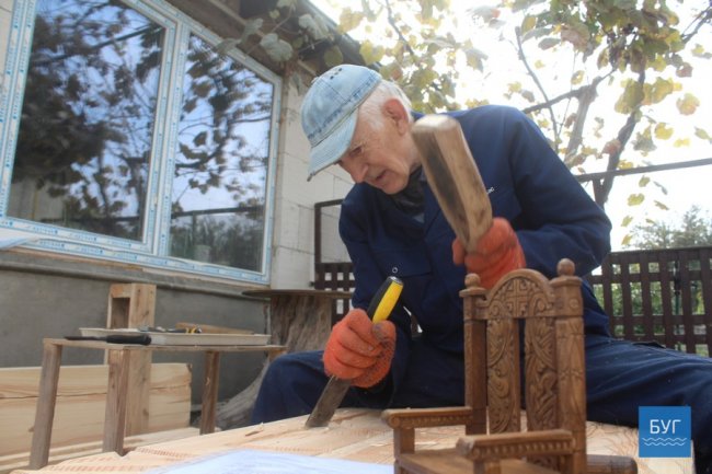 Більше 3-х метрів: волинянин створює гігантський трон-претендент на рекорд України. ФОТО. ВІДЕО