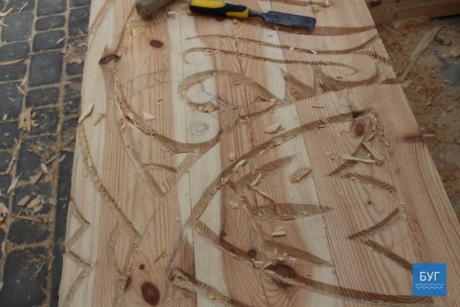 Більше 3-х метрів: волинянин створює гігантський трон-претендент на рекорд України. ФОТО. ВІДЕО