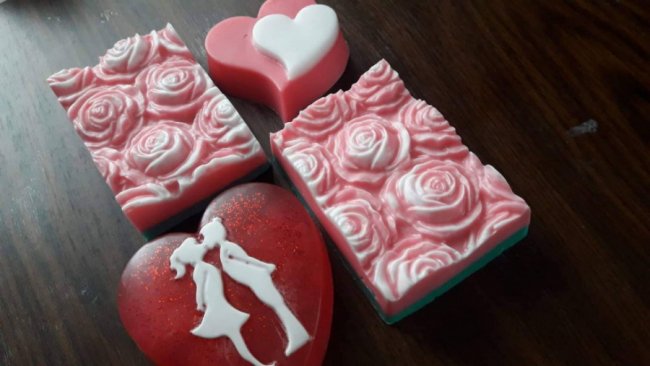 Сердечки і бутоньєрки: вчителька з Волині виготовляє мило ручної роботи