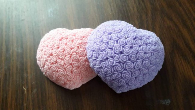 Сердечки і бутоньєрки: вчителька з Волині виготовляє мило ручної роботи