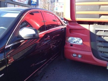 ДТП у Луцьку: «Мерседес» підрізав фуру. ФОТО