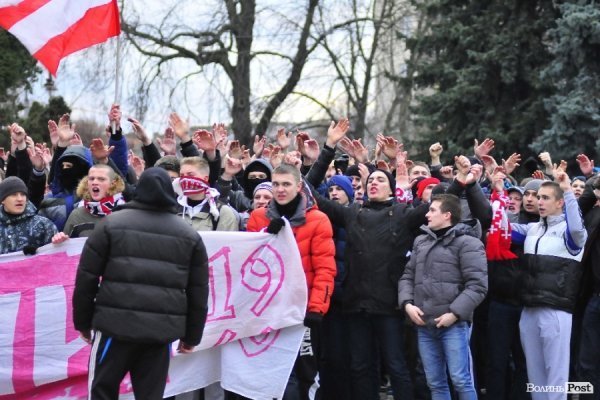 Футбольні фани у Луцьку влаштували марш. ВІДЕО