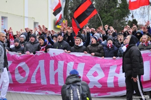 Футбольні фани у Луцьку влаштували марш. ВІДЕО