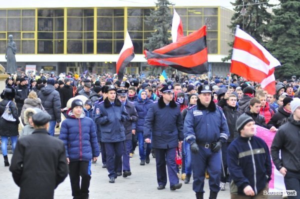 Футбольні фани у Луцьку влаштували марш. ВІДЕО