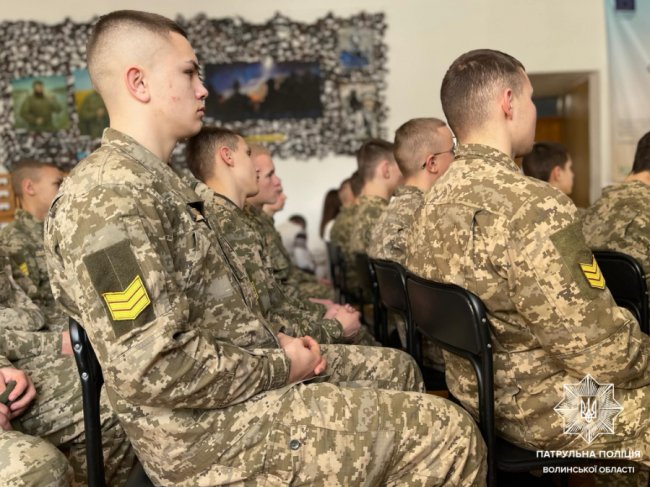 Патрульний, який захищає Україну від ворога, зустрівся з луцькими ліцеїстами. ФОТО