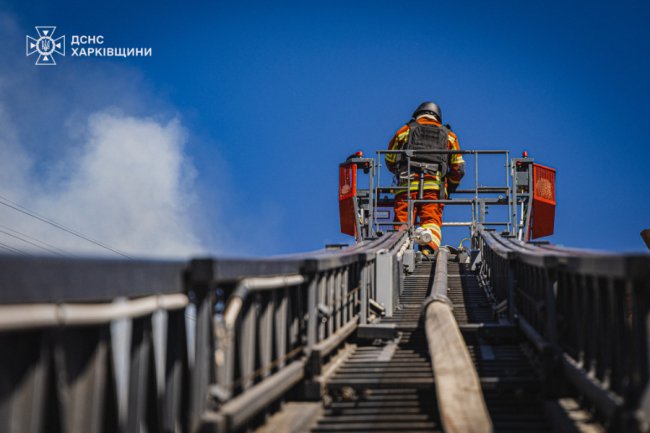 Окупанти поцілили по навчальному закладу у Харкові: оприлюднили момент удару