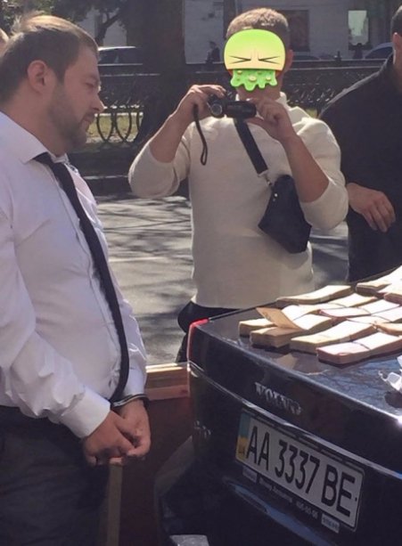 Одного з керівників центру зайнятості затримали за хабар в понад півмільйона. ФОТО