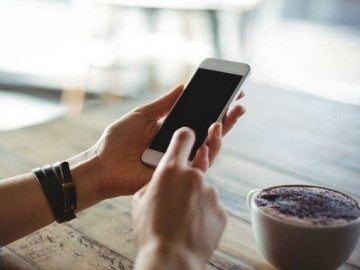 Лучани просять заборонити слухати музику та відео з гаджетів у закладах