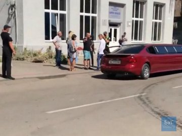 У волинському місті весільний лімузин перегородив дорогу, місцеві викликали поліцію. ФОТО, ВІДЕО