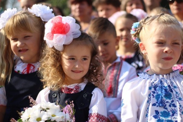 Перший дзвінок у луцькій школі пролунав із нотками суму. ФОТО