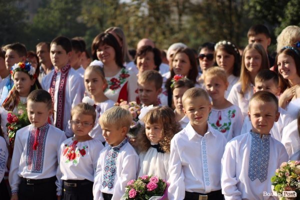 Перший дзвінок у луцькій школі пролунав із нотками суму. ФОТО