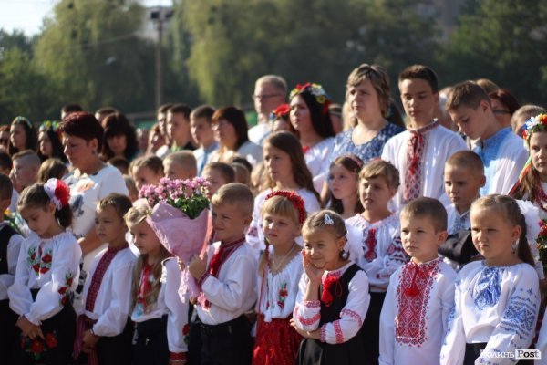 Перший дзвінок у луцькій школі пролунав із нотками суму. ФОТО