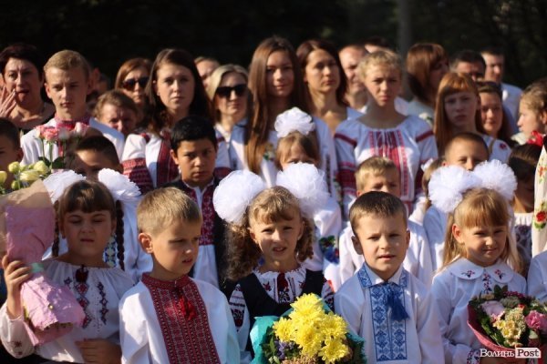 Перший дзвінок у луцькій школі пролунав із нотками суму. ФОТО