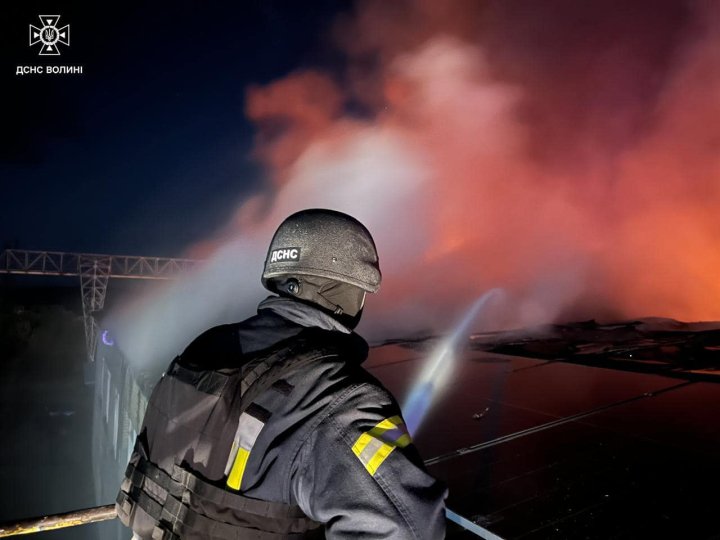 Показали, як рятувальники ліквідовують наслідки ворожого обстрілу на Волині. ФОТО