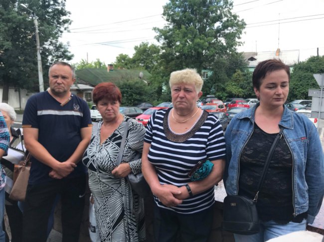 Луцькі базарники пікетують мерію. ФОТО