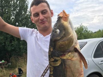 Волинянин упіймав коропа вагою 9 кілограмів. ФОТО