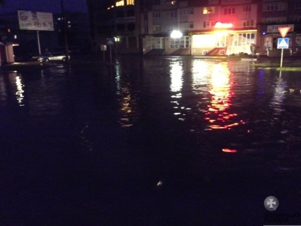 Луцьк знову затопило. ФОТО.