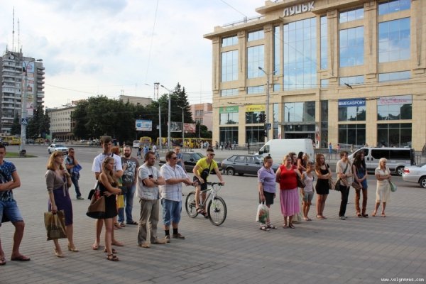 Поблизу луцького ЦУМу влаштували вечір жіночої поезії. ФОТО