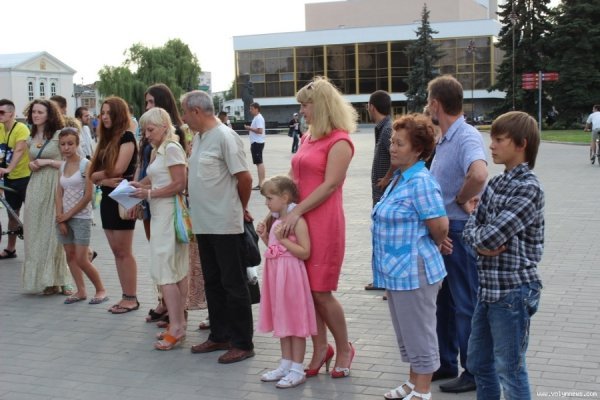 Поблизу луцького ЦУМу влаштували вечір жіночої поезії. ФОТО