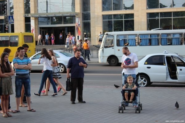Поблизу луцького ЦУМу влаштували вечір жіночої поезії. ФОТО