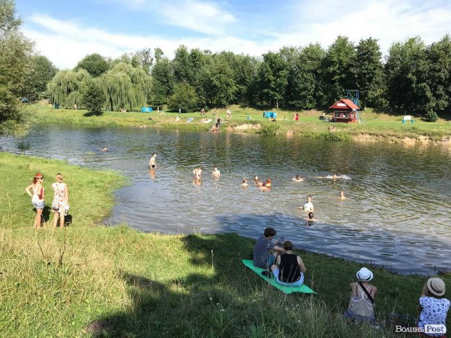 На «Бандерштаті» облаштували спеціальну зону для купання. ФОТО
